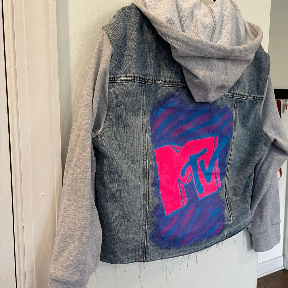 Hand painted jean jacket with MTV logo (90s vibes) - Picture 3 of 8